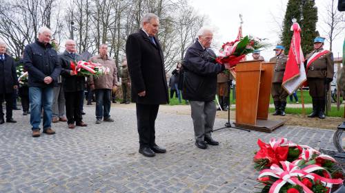 Uroczyste złożenie kwiatów pod pomnikiem podczas obchodów 83. rocznicy Zbrodni Katyńskiej